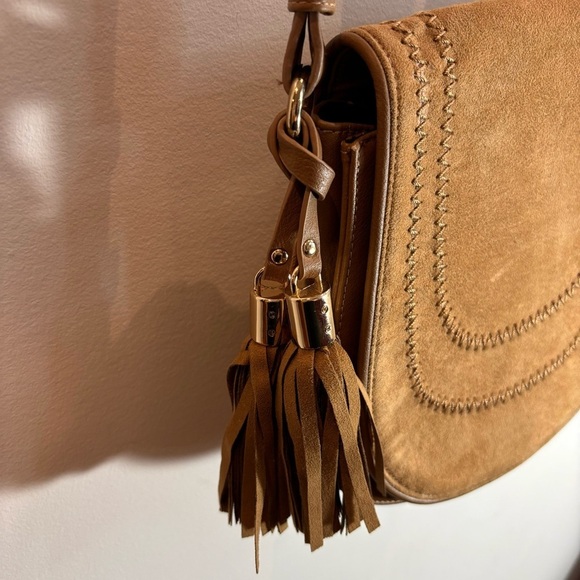 KENSIE Bohemian Boho Vegan Leather Saddle Style 2 Tassels Crossbody Bag Purse - Picture 3 of 12